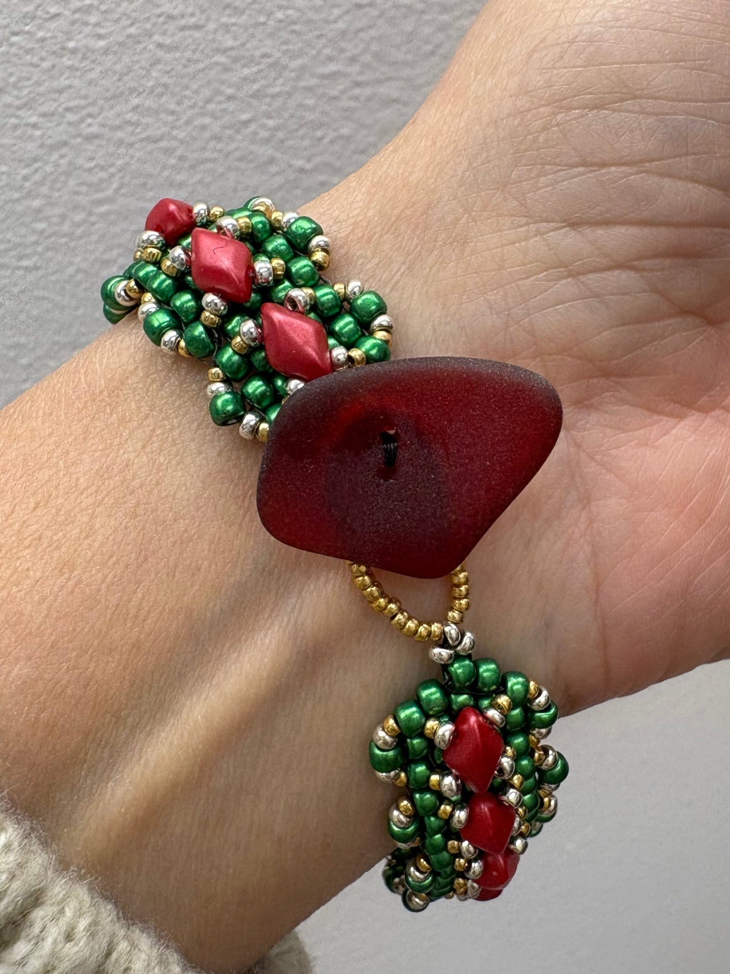 Festive Christmas Bracelet, Handwoven with glass beads