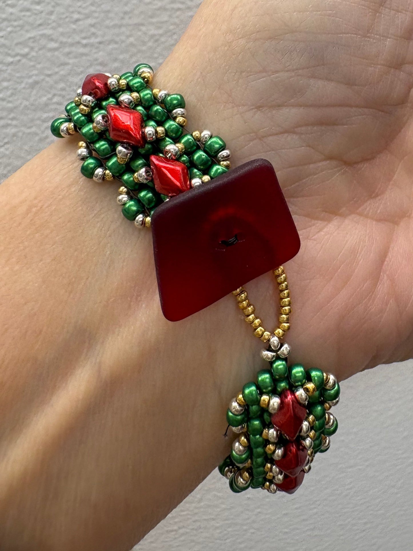 Festive Christmas Bracelet, Handwoven with glass beads